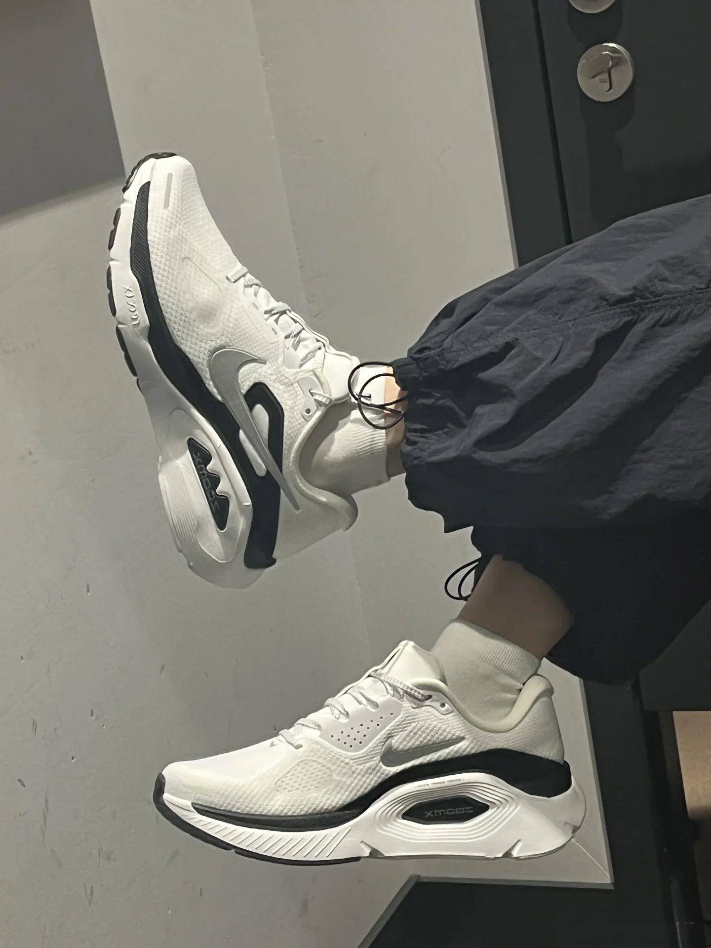 通勤慢跑两不误|Nike白黑支撑跑鞋